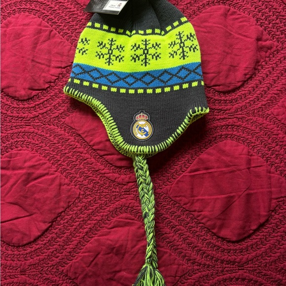 OFFICIAL REAL MADRID BEANIE , 100% ACRYLC - Picture 2 of 5